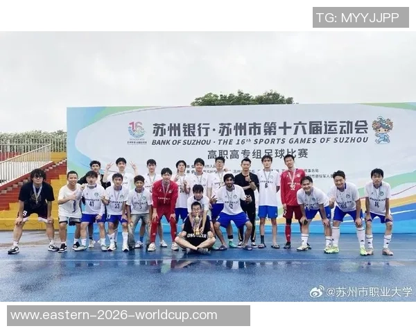 足球比赛的魅力在于11人共同拼搏的团队精神与默契配合